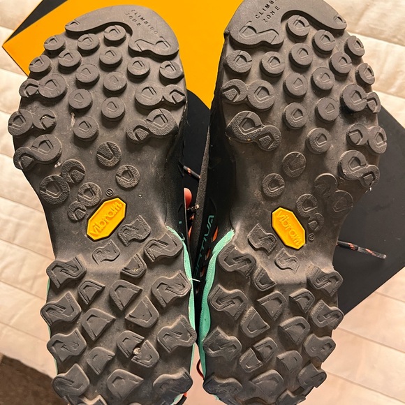 La Sportiva Womens Carbon and Aqua Shoes - Picture 5 of 5